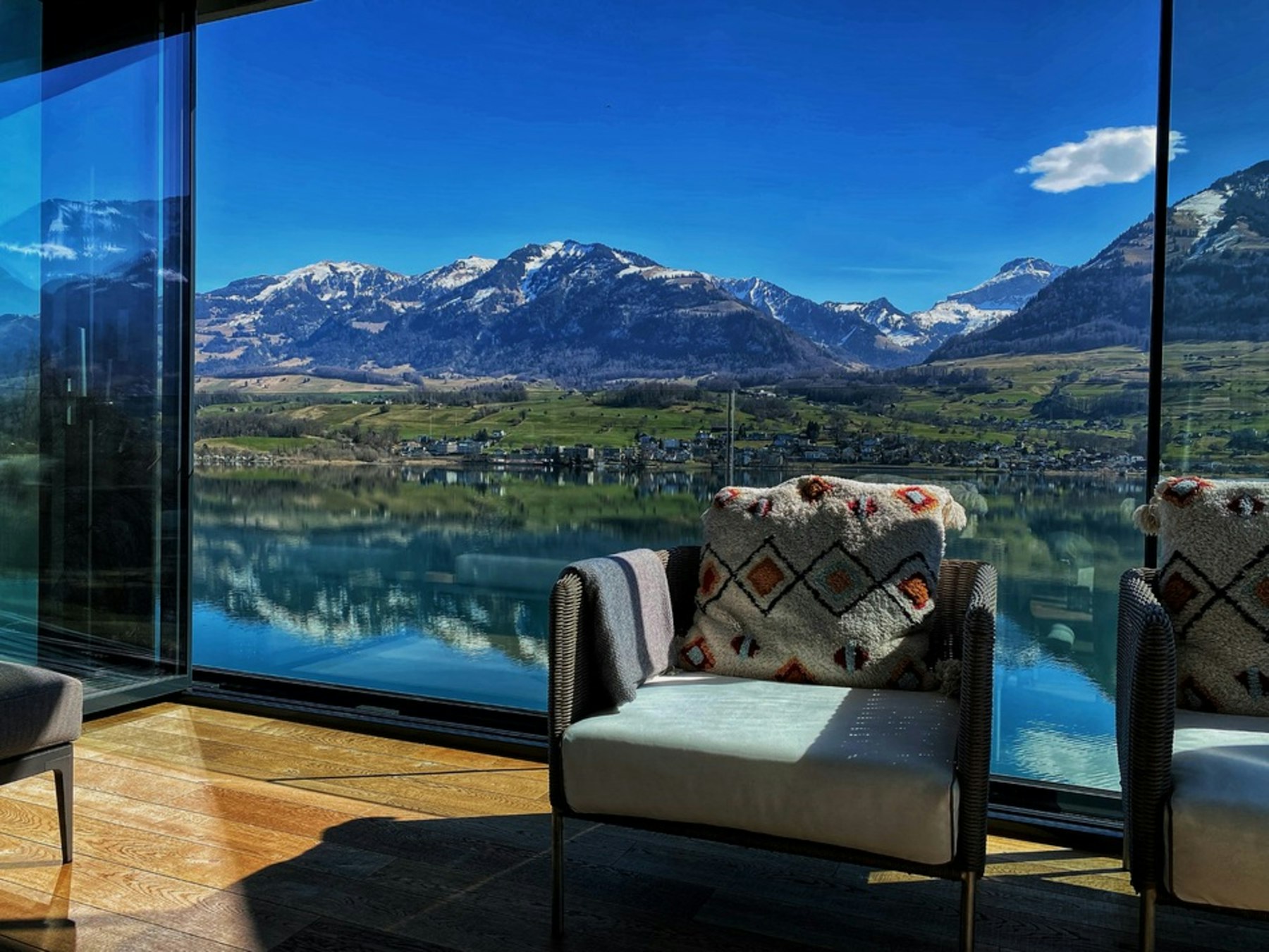Hotel privat pe malul lacului