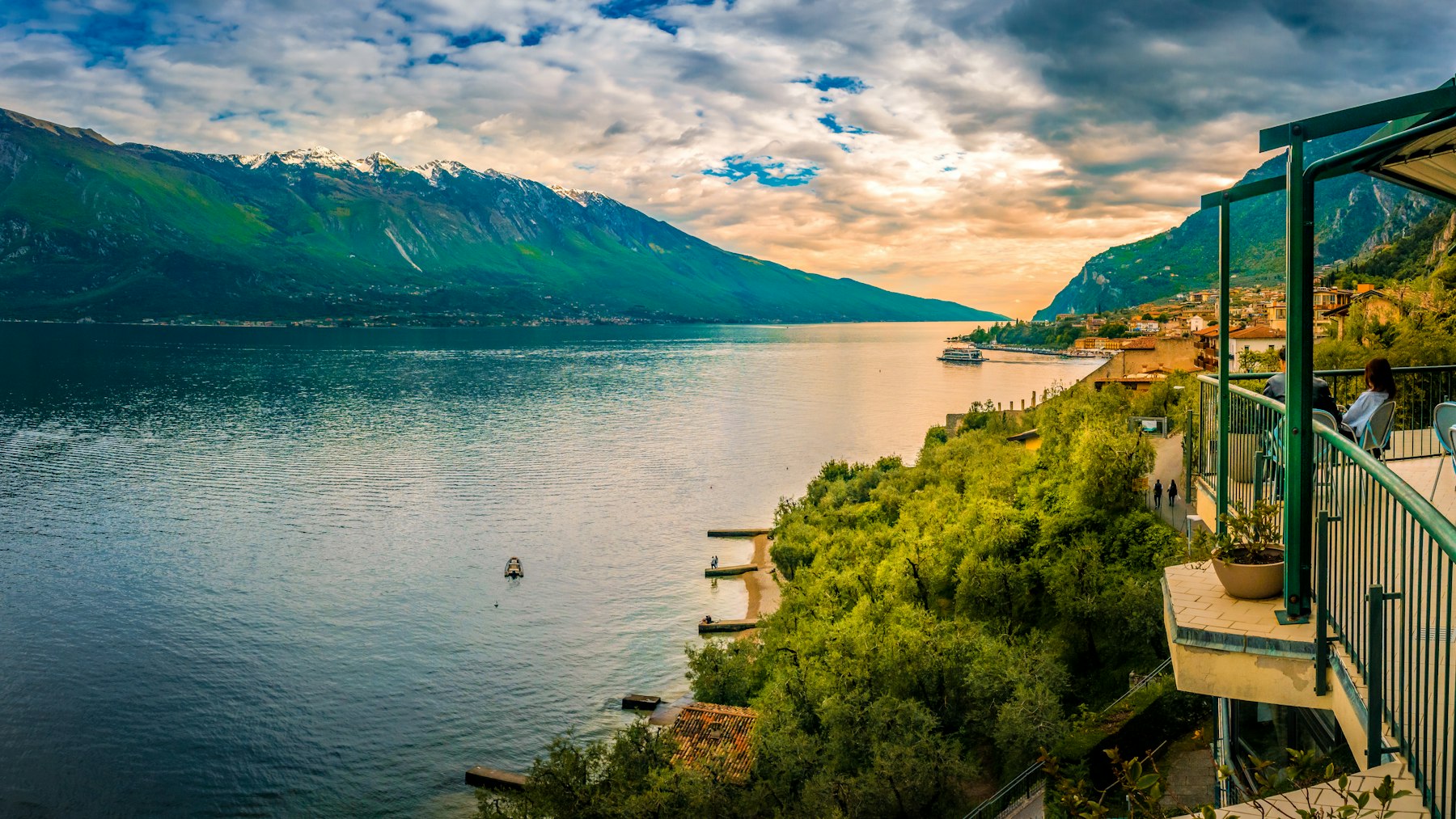 Vile cu vedere spre lac