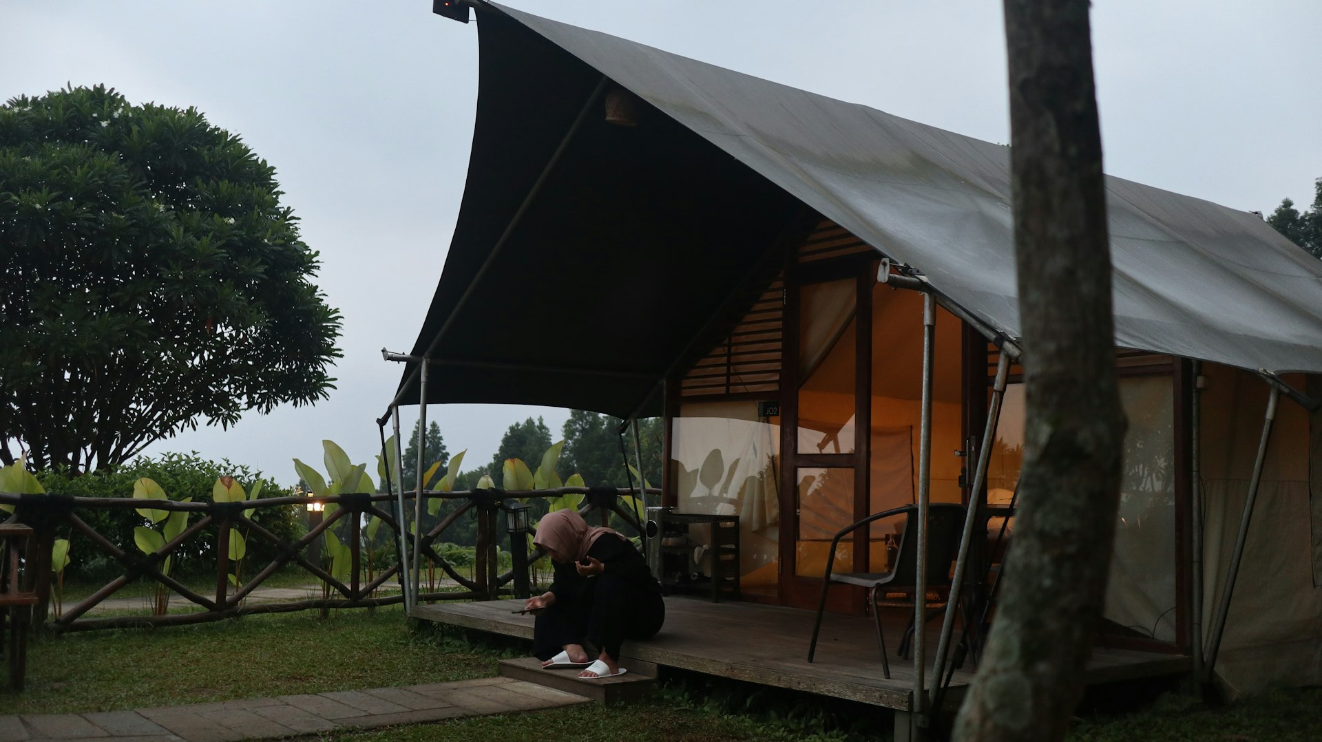 Lodge pe marginea craterului