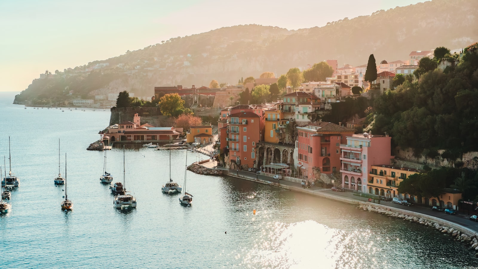 Bărci ancorate pe Riviera Franceză
