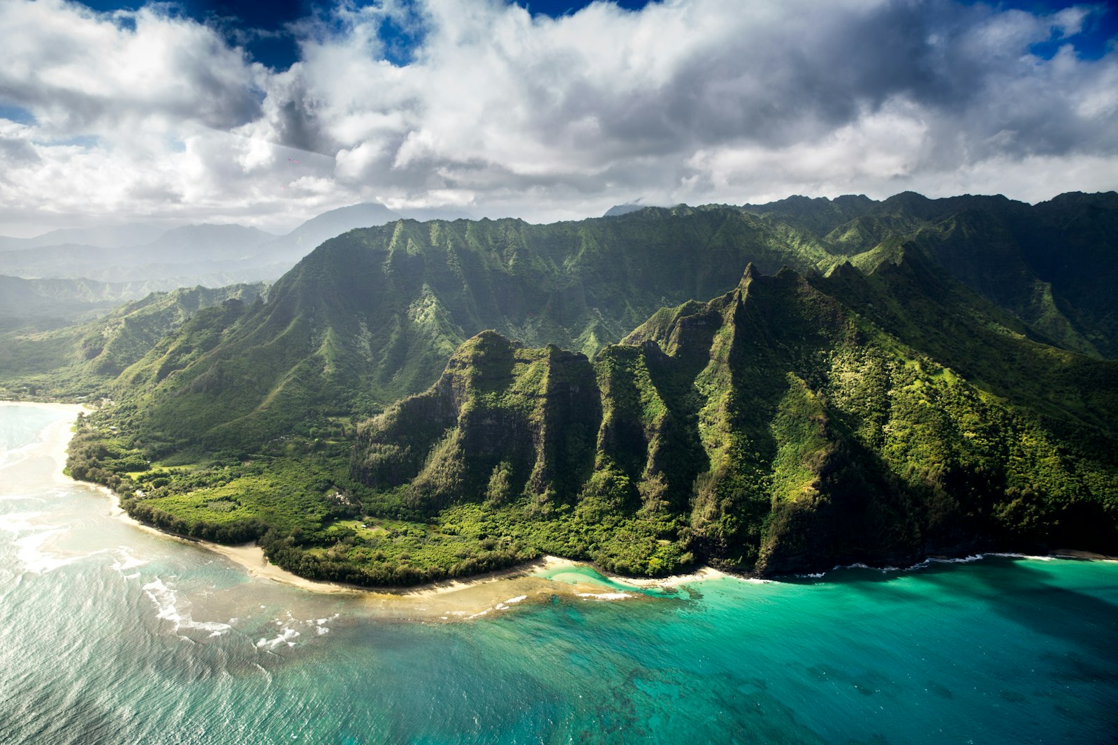 Munți verzi lângă ocean în Hawaii