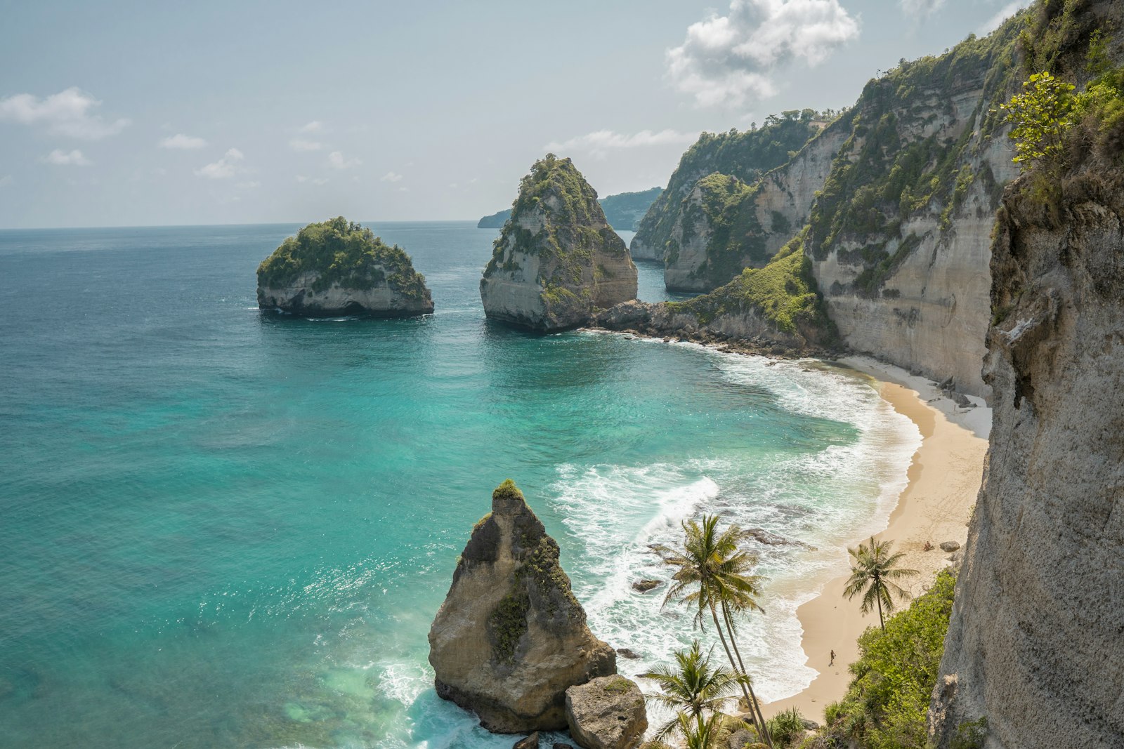 Insulă tropicală indoneziană sub cer alb