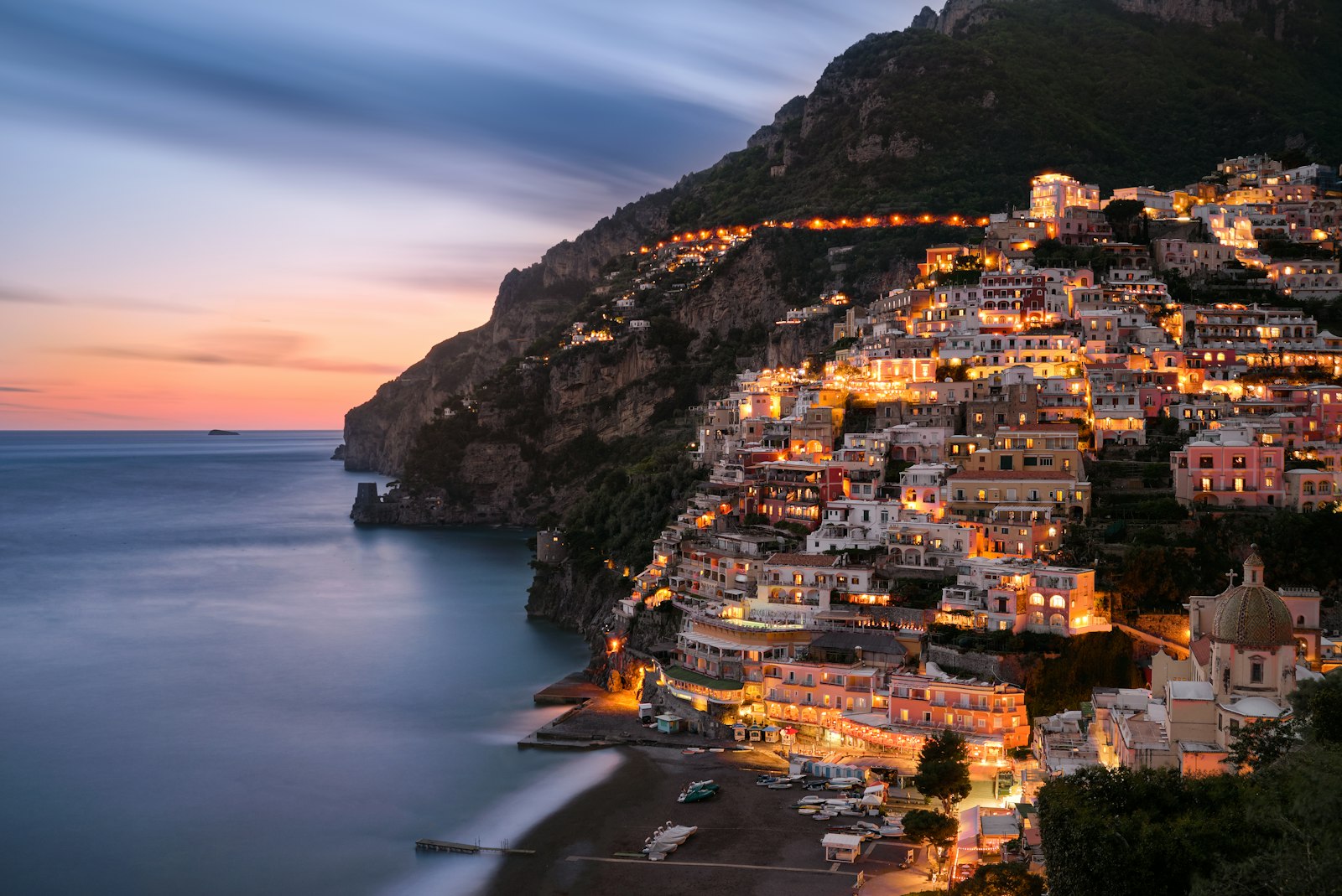 Sat colorat pe stâncile Coastei Amalfi