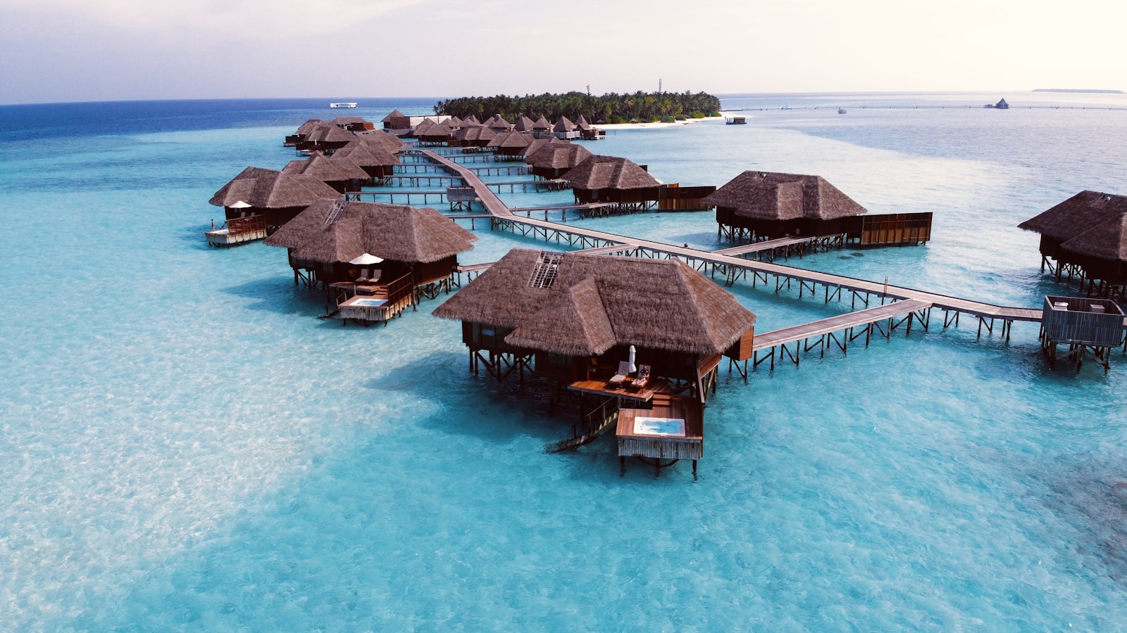 Vilă pe apă deasupra lagunei din Maldive