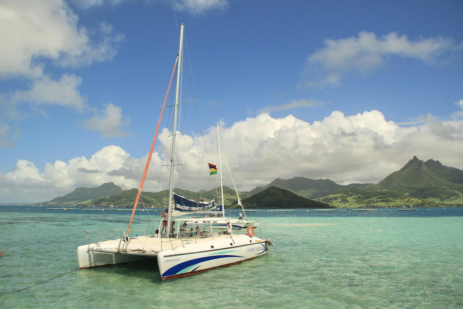 Velier pe lagună cu munți în fundal, Mauritius