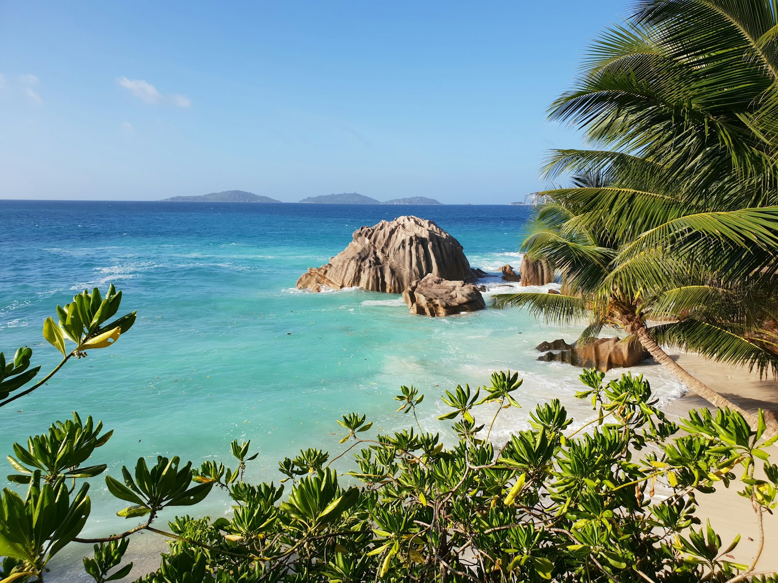 Stânci de granit pe o plajă din Seychelles