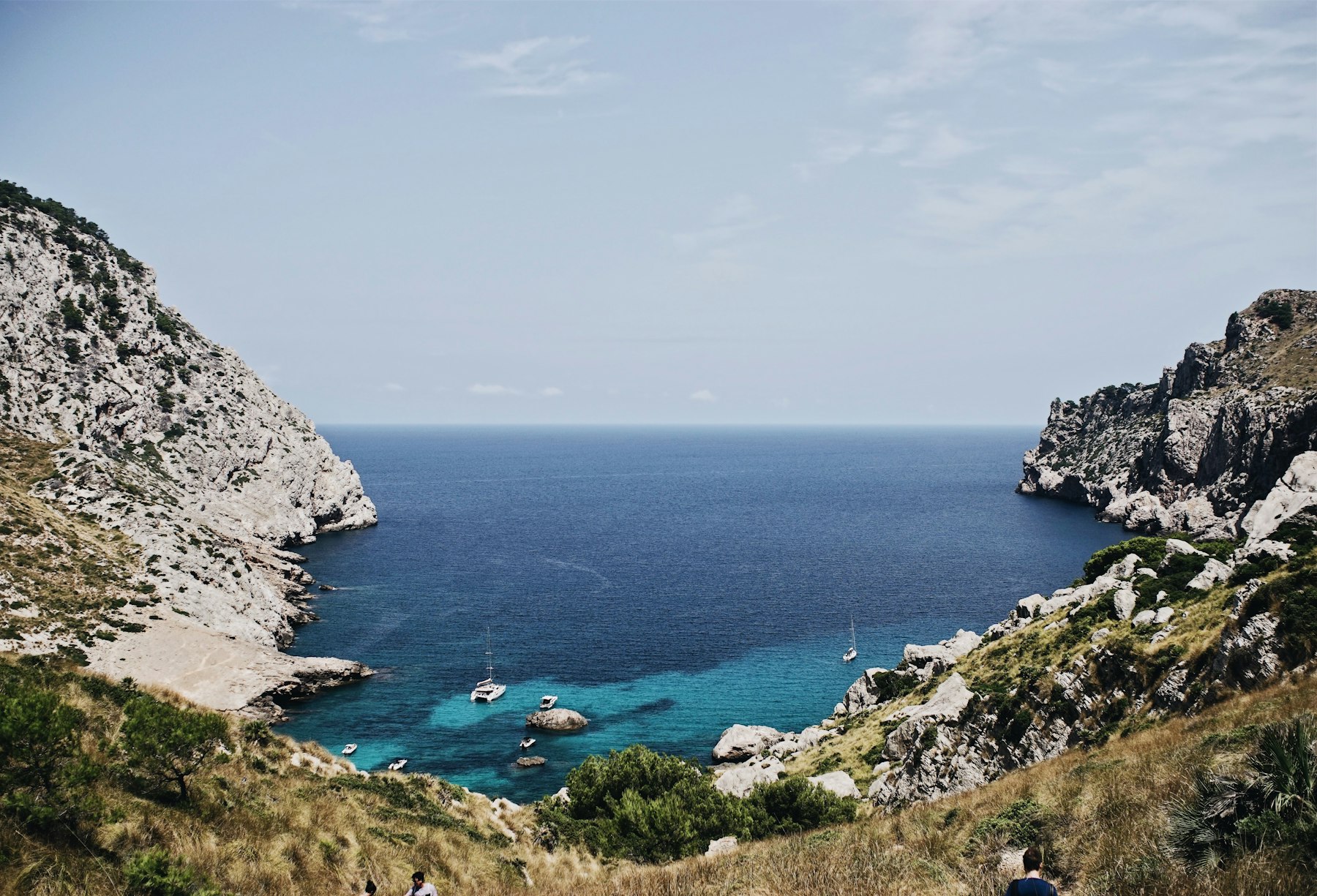 Barcă ancorată lângă o insulă mediteraneană