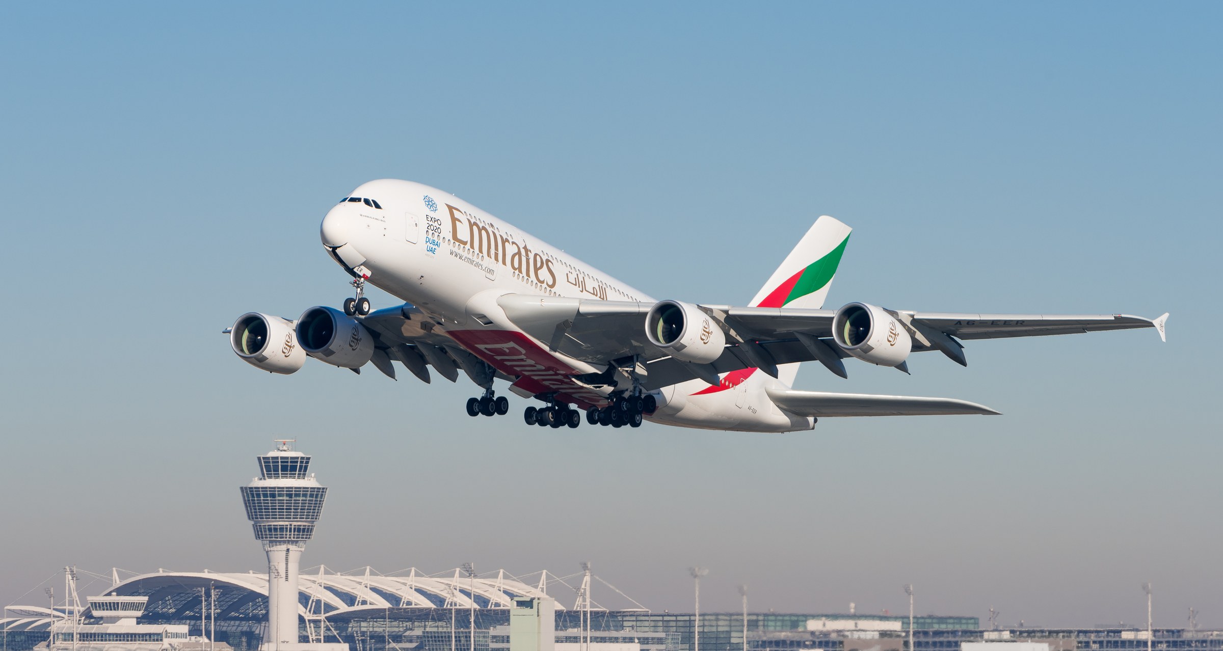 Airbus A380 Emirates la decolare, cu trenul de aterizare retras